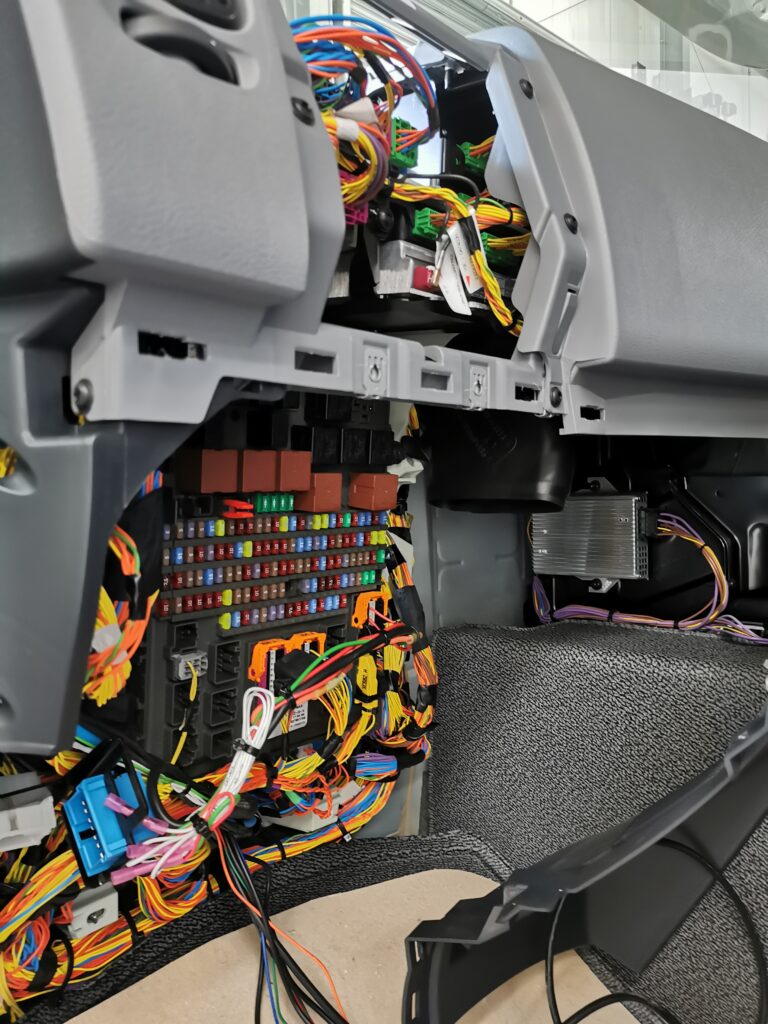 Commercial vehicle fuse box and auxiliary electrical installation